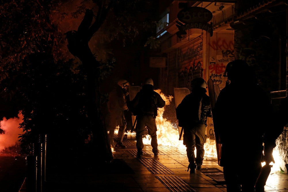 Εκτός ελέγχου η κατάσταση στα Εξάρχεια – Μολότοφ και πετροπόλεμος – Αυτοκίνητα στις φλόγες